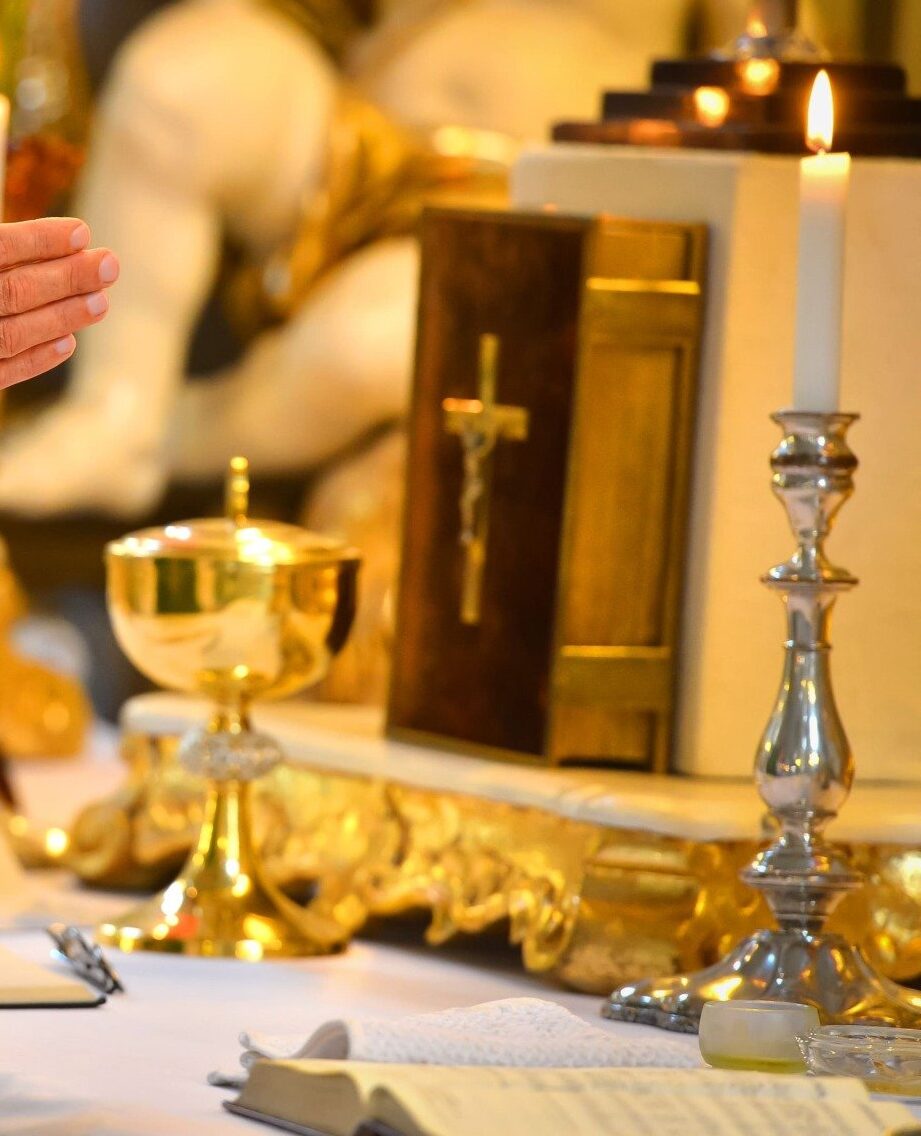 Calice, candele e complementi per la celebrazione