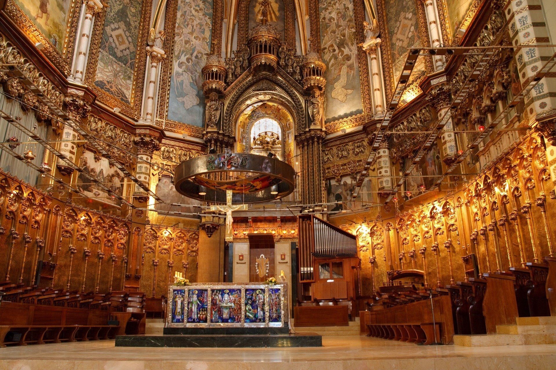 Interno monumentale di una chiesa
